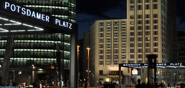 Bild: Potsdamer Platz bei Nacht mit Bahnhof