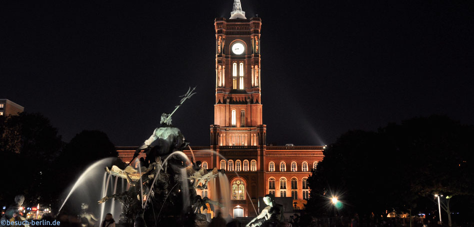 Bild: Rotes Rathaus Berlin bei Nacht
