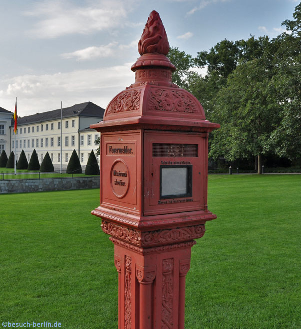 Bild: Feuermelder vor dem Schloss Bellevue