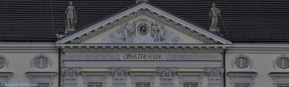 Bild: Schloss Bellevue Giebel mit Uhr am Hauptgebaeude, Bellevue Palace