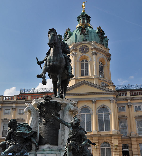 Bild: Reiterstandbild des Kurfuersten Friedrich Wilhelm I. vor dem Schloss Charlottenburg, Equestrian statue of elector Friedrich Wilhelm I. in front of Charlottenburg Palace