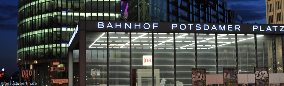 Bild: Bahnhof Potsdamer Platz zur blauen Stunde mit Teilen der Berliner Mauer, Sony-Center, Deutsche Bahn Tower