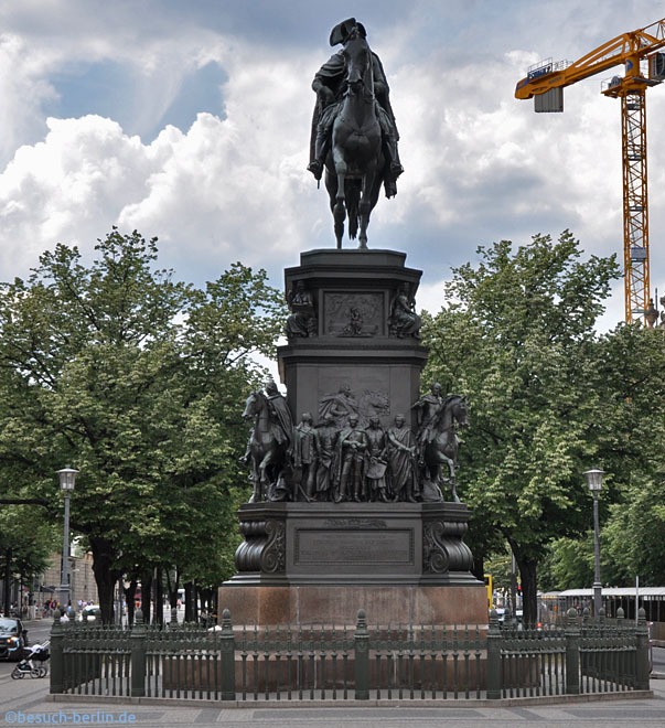 Bild: Reiterstandbild Friedrich des Großen, Uebergang Prachtstrasse zur Allee