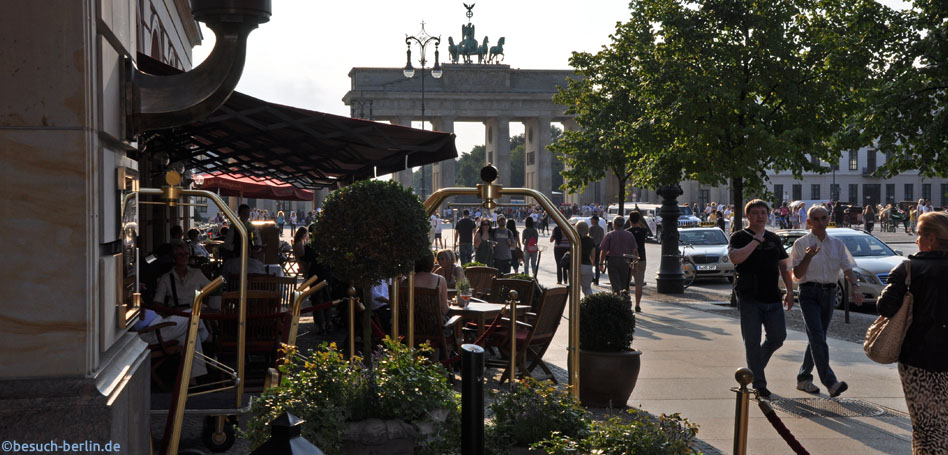 Bild: Unter den Linden mit Blick auf das Brandenburger Tor vor dem Hotel Adlon