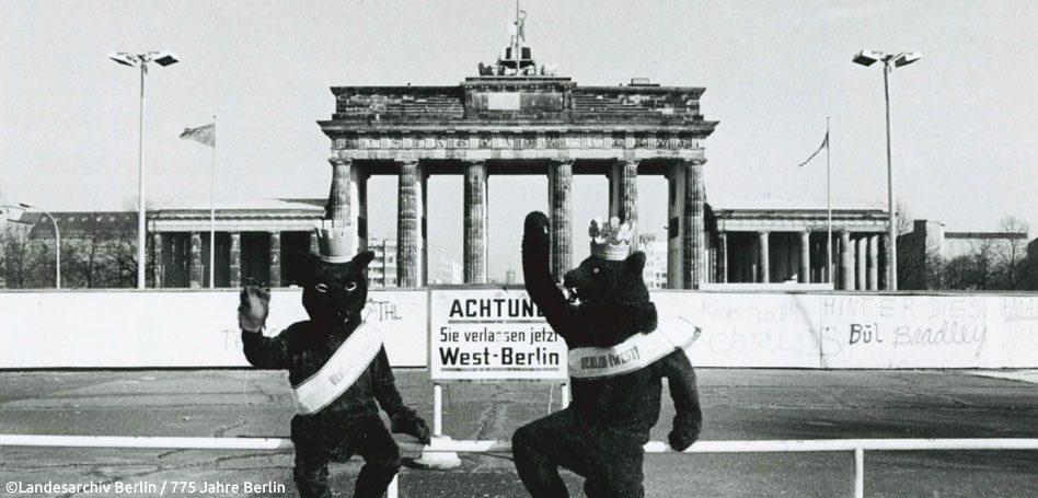 West-Berlin zur Mauerzeit vor dem Brandenburger Tor Bild: Berliner Bären in West-Berlin zur Mauerzeit vor dem Brandenburger Tor