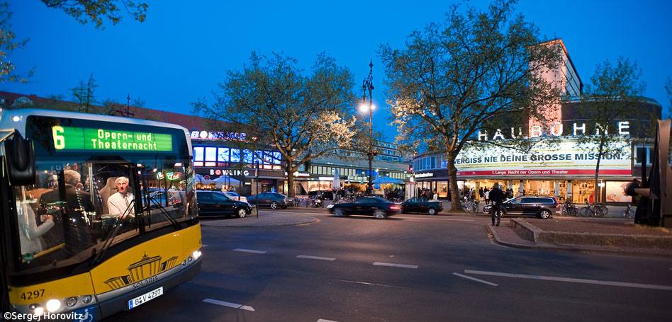 Shuttlebus vor der Schaubühne am Lehniner Platz Bild: Shuttlebus vor der Schaubühne am Lehniner Platz