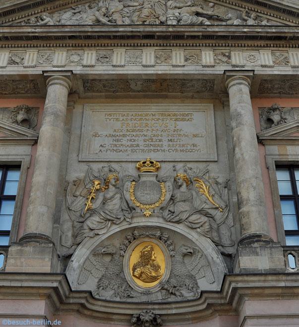 Bild: Hauptportal Zeughaus mit Inschrift von Friedrich I.