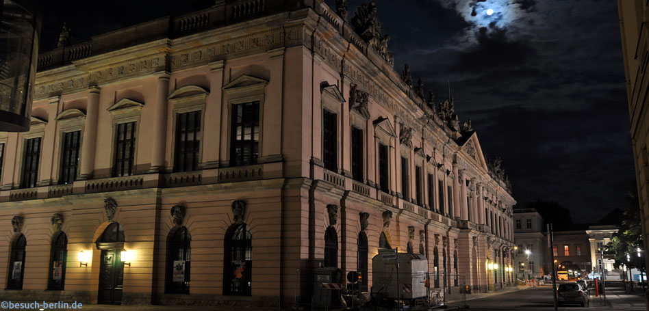 Bild: Zeughaus bei Nacht