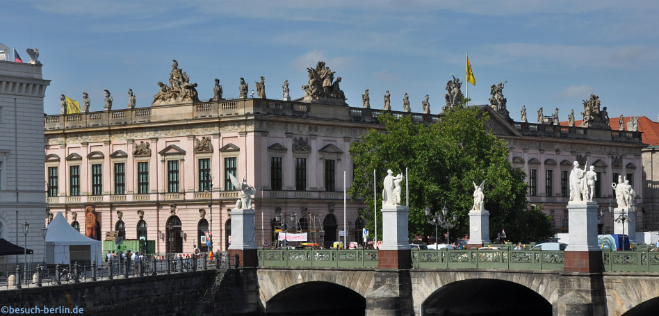 Bild: Zeughaus mit Schlossbrücke an der Museumsinsel Berlin